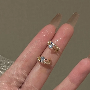 Anelli d'oro regolabili con pietra occhio di gatto blu e zirconi colorati al dito