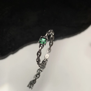 Gros plan sur bague chaîne en argent S925 avec zircon émeraude de forme carrée