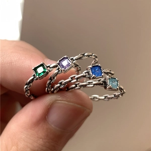 Lot de quatre bagues en argent S925 avec zircons carrés colorés et anneaux torsadés