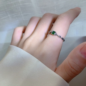 Bague chaîne rétro en argent S925 avec zircon émeraude carré sur un tissu doux