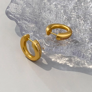 Pendientes de aro gruesos de oro mate con grabado en bandeja de cristal