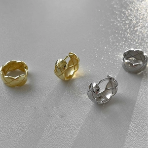 Elegant quilted pattern hoop earrings in gold and silver finish for a luxury look