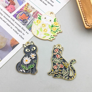 Drei Katzenanhänger aus KC-Gold Emaille mit Blumenmuster für DIY-Schmuckherstellung