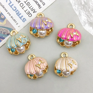 Detailansicht bunter Emaille Muschel-Anhänger mit Perle und Schleife für DIY Schmuck