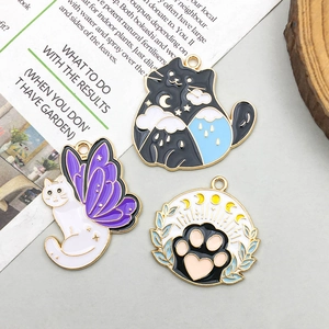 Tres colgantes de gato en esmalte de colores con chapado en oro para joyería artesanal