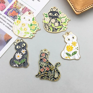Goldene Katzenanhänger mit schwarz-weißen Emaille-Blumenmustern für DIY-Schmuckherstellung