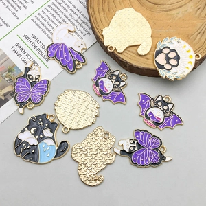 Detalle de los coloridos dijes de esmalte de gato y murciélago para joyería DIY
