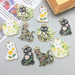 Nahaufnahme von Emaille-Katzenanhängern mit Blumenmuster für DIY-Schmuck