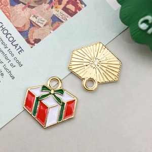 Detail von Emaille-Geschenkanhänger und strukturiertem Goldanhänger für DIY-Schmuck