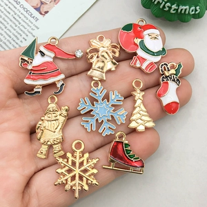 Set mit Weihnachtskugeln aus Goldlegierung, Weihnachtsmann und Baum für DIY-Schmuck