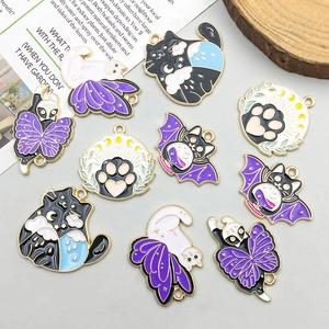 Vista detallada de colgantes esmaltados de gatos y murciélagos para joyas DIY