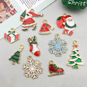 Flache Darstellung von 10 goldenen Weihnachtsanhängern mit bunten Emaillendetails