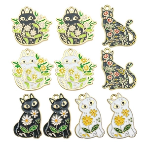 Goldene Katzenanhänger aus Legierung mit schwarzen und weißen Emailleblumen