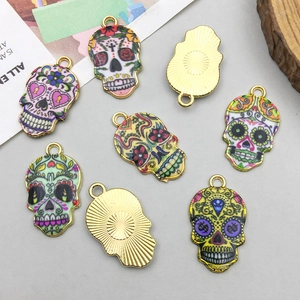 Bunte Sugar Skull Anhänger im mexikanischen Stil für DIY-Schmuck und Halsketten