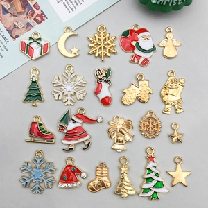 Detailliertes Sortiment an Weihnachtsanhängern mit Weihnachtsmann und festlichen Mustern