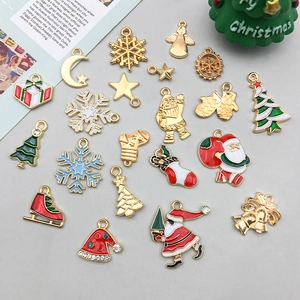Flachbild von bunten Emaille-Weihnachtsanhängern mit Weihnachtsmann und Schneeflocken