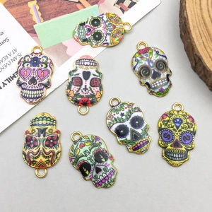 Detailansicht bunter Emaille-Mexiko-Totenkopfanhänger mit feinen floralen Mustern
