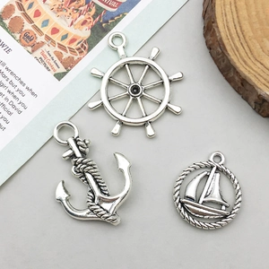 Ensemble de pendentifs nautiques vintage en argent avec ancre, gouvernail et voilier