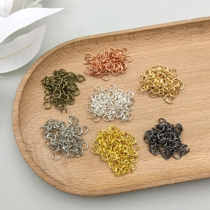 Anellini aperti in metallo multicolore per creazione gioielli fai-da-te in vassoio