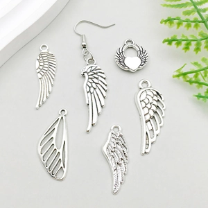 Détail de breloques en forme d'ailes en alliage d'argent antique pour bijoux DIY