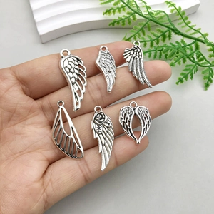 Ensemble de six pendentifs ailes en argent vintage pour bijoux DIY tenus en main