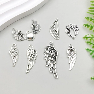 Détail de 7 pendentifs ailes et plumes en alliage argenté vintage pour création de bijoux