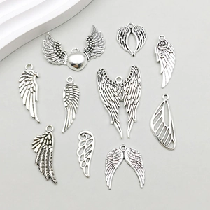 Détail de divers pendentifs ailes en alliage argenté vintage pour création de bijoux