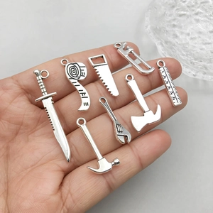 Mini-Werkzeug-Anhänger aus antikem Silber wie Hammer und Schlüssel für DIY-Schmuck