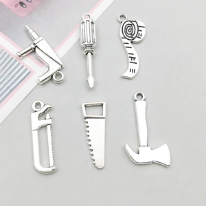 Set aus Vintage-Silberlegierung DIY Schmuckanhängern mit sechs Mini-Werkzeugfiguren