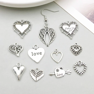 Vue détaillée de breloques en forme de cœur en argent vintage pour création bijoux DIY