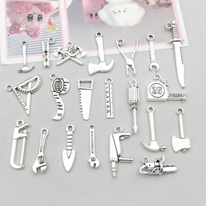 Flachbild von antiken Silberlegierungswerkzeugen für Heimwerker-Schmuck und Anhänger