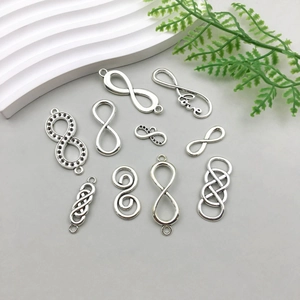 Detailansicht der silbernen Infinity-Anhänger mit Love-Schriftzug und keltischen Knoten