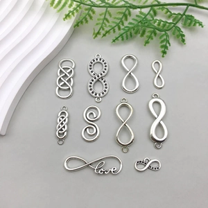 Detailansicht antiker Unendlichkeitsanhänger mit Love-Gravur für DIY-Schmuck