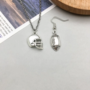 Détail du pendentif casque de football et boucle d'oreille rugby en alliage argent