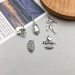 Détail de breloques de rugby et casques en argent antique pour accessoires de bijoux DIY