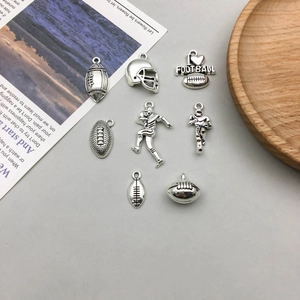 Lot de 8 breloques de rugby en argent antique avec casque et joueur pour bijoux DIY