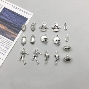Gros plan détaillé de pendentifs de football américain et casques pour bijoux DIY créatifs