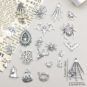 Detail van antieke zilveren spinnenweb hanger met afmetingen voor Halloween DIY-sieraden
