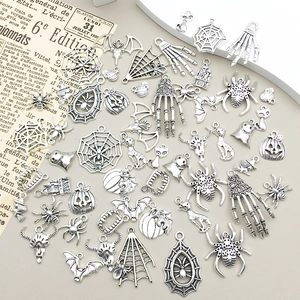 Macro-opname van diverse vintage zilveren Halloween-bedeltjes met spinnen en schedels