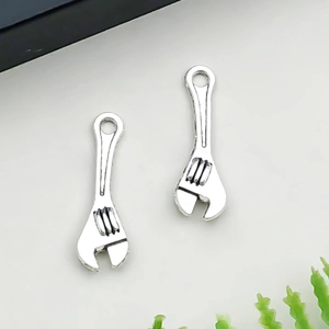 Détail de pendentifs clés à molette en alliage argenté pour la création de bijoux DIY