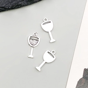 Detail von silbernen Weinglas-Anhängern mit Textur und hohlem Design für DIY-Schmuckherstellung