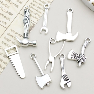 Lot de breloques outils en alliage argenté vieilli avec marteau et scie pour bijoux DIY