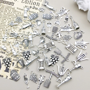 Antik-silberne Wein-Charms aus Legierung mit Flaschen, Gläsern und Trauben für DIY-Schmuck