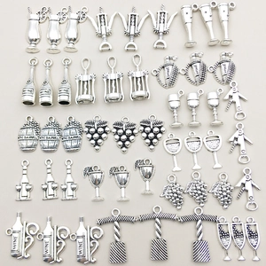 Detailliertes Wein-Charm-Set aus Silberlegierung mit Weinflaschen und Trauben für DIY-Schmuck
