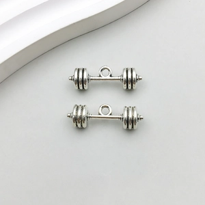 Détail de pendentifs haltères argentés antiques pour bijoux de sport DIY