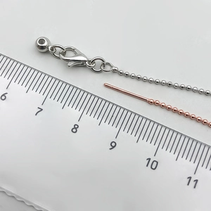 Detail van verstelbare balkettingen met karabijnsluitingen en pinnen voor DIY-sieraden