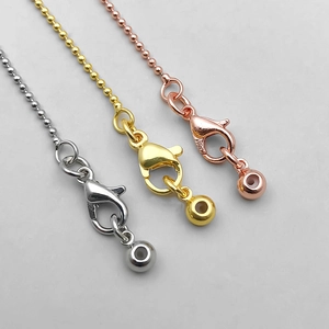 Detail van verstelbare kralenkettingen in zilver, goud en roségouden afwerking