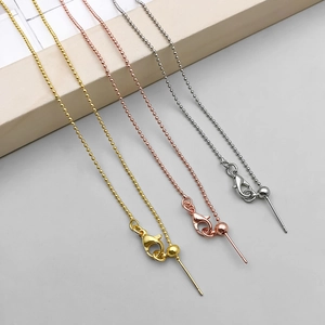 Detail van verstelbare kogelkettingen met schuifsluiting en naald voor DIY-sieraden