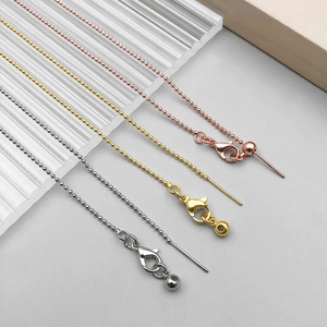 Detailweergave van verstelbare DIY-parelkettingen in zilver, goud en roségoud met naaldpunten