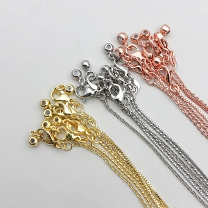 Detail van verstelbare verlengkettingen in goud, zilver en roségoud afwerkingen